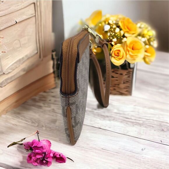 Karl Lagerfeld Paris Textured Faux Leather Wristlet Gold Tone Logo NIB - Picture 5 of 9